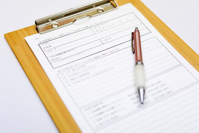 ご来院頂きましたら、問診表をご記入いただきます。 ご来院頂きましたら、問診表をご記入いただきます。